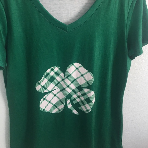 Four Leaf Clover Vneck Shirt Size M - Picture 2 of 5